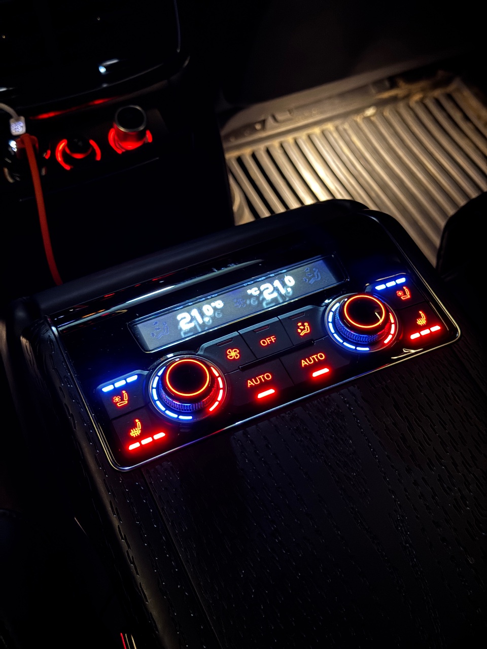 Audi A8 - фото 21