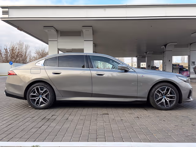 BMW i5 - фото 5