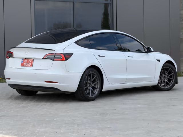 Tesla Model 3 - фото 2
