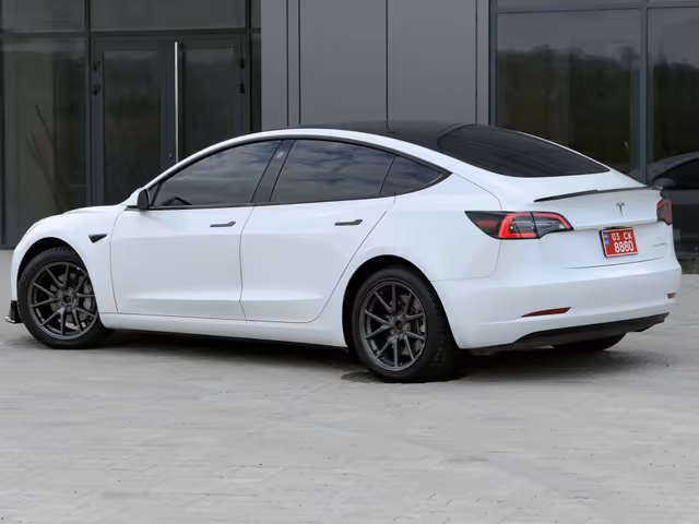 Tesla Model 3 - фото 4