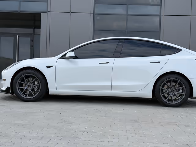 Tesla Model 3 - фото 5
