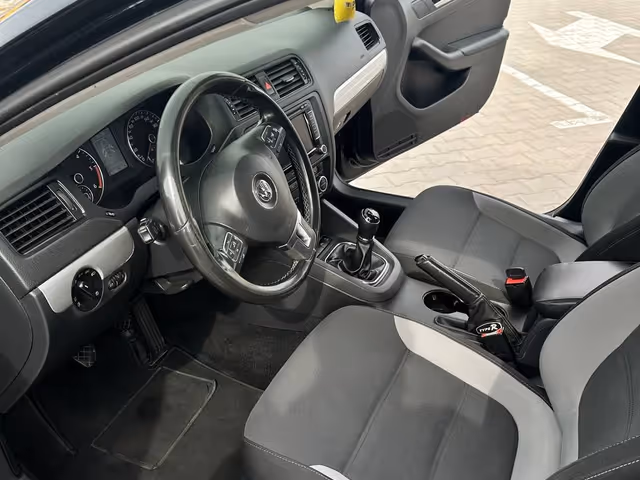 Volkswagen Jetta - фото 3