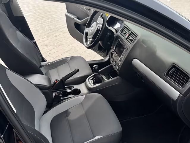 Volkswagen Jetta - фото 4
