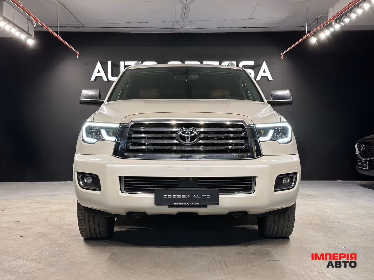 Toyota Sequoia - фото 1