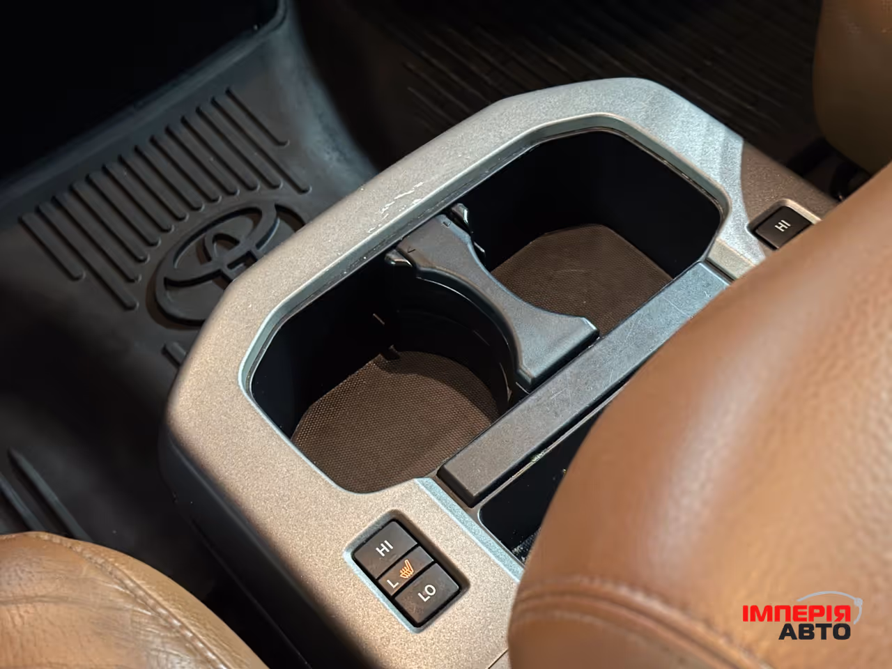 Toyota Sequoia - фото 14