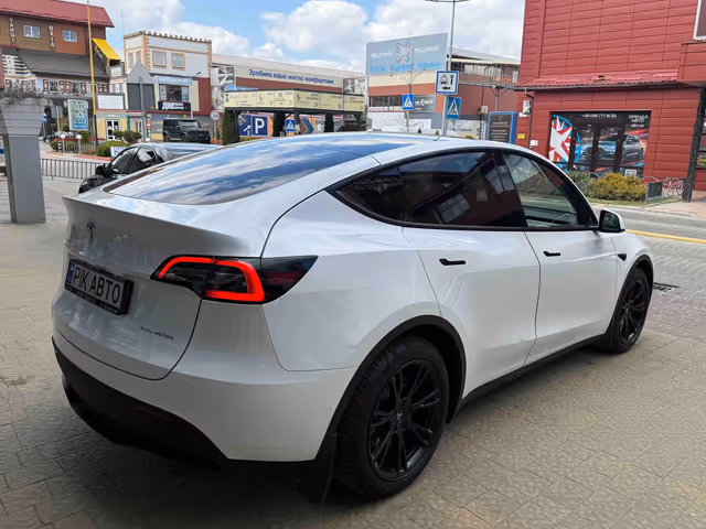 Tesla Model Y - фото 3