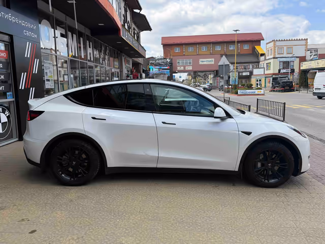 Tesla Model Y - фото 2