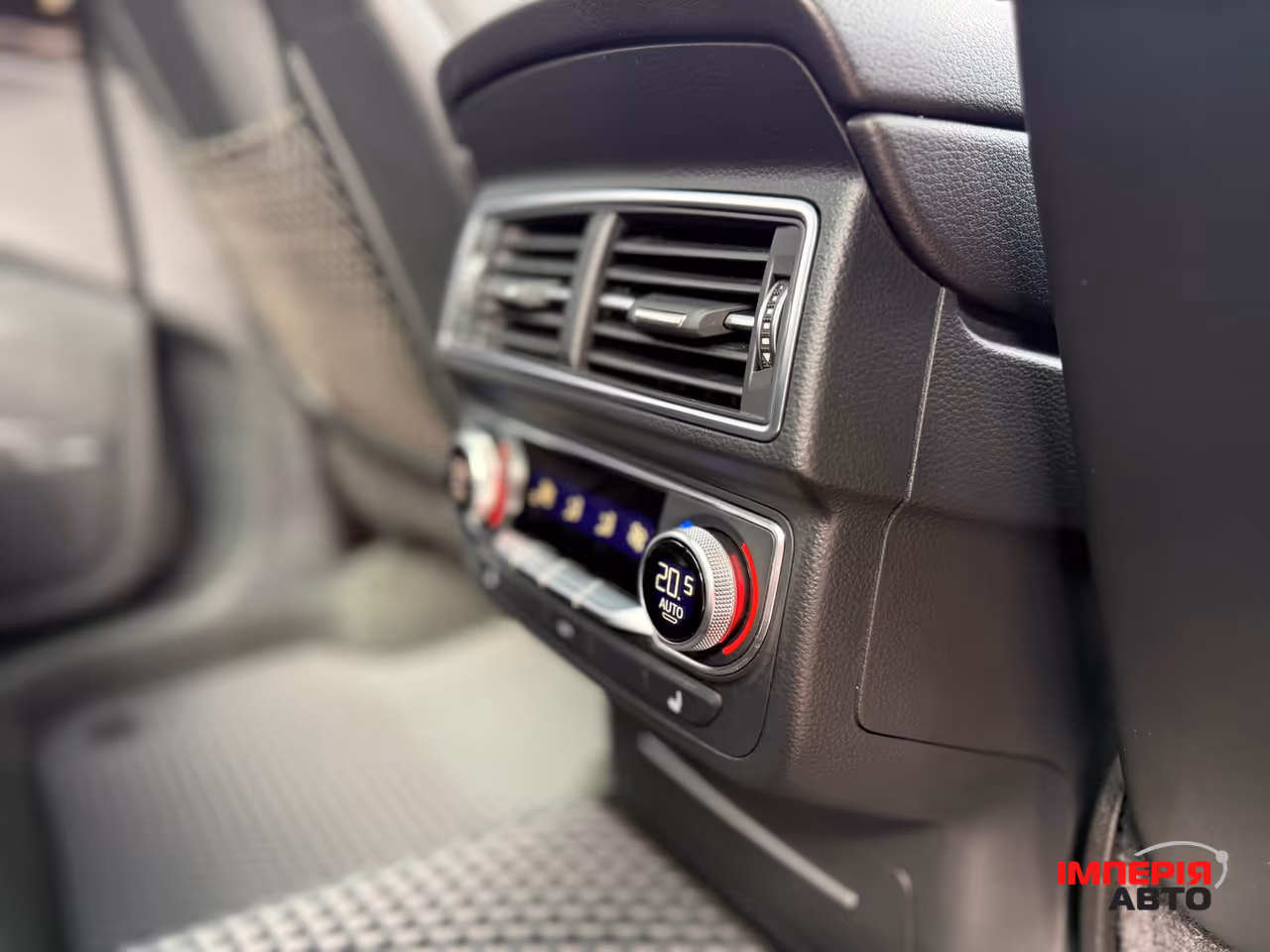 Audi Q7 - фото 11