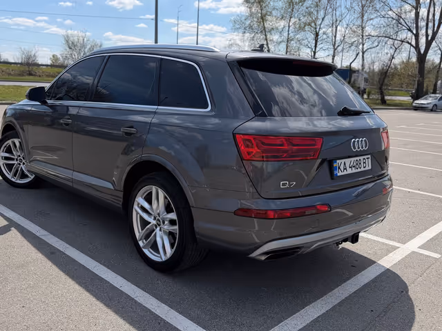 Audi Q7 - фото 5