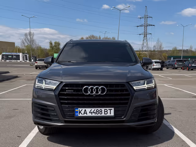 Audi Q7 - фото 1