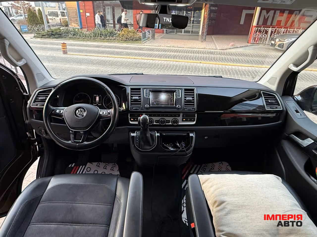 Volkswagen Multivan - фото 6