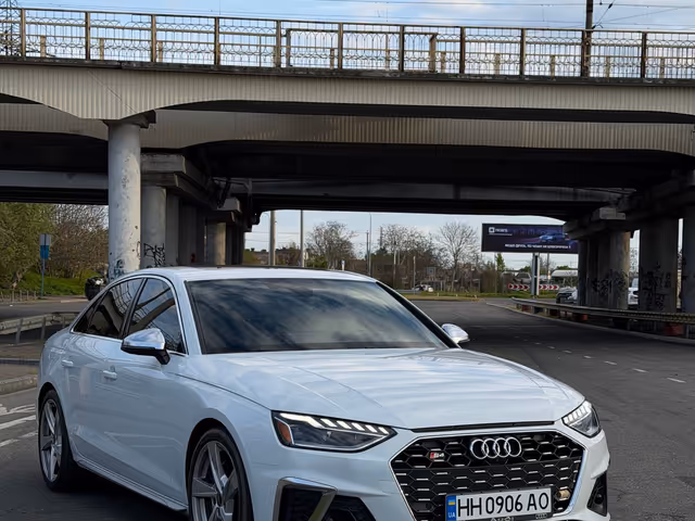 Audi S4 - фото 1