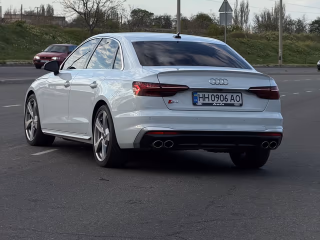 Audi S4 - фото 5