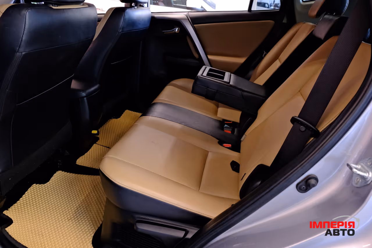 Toyota RAV4 - фото 8