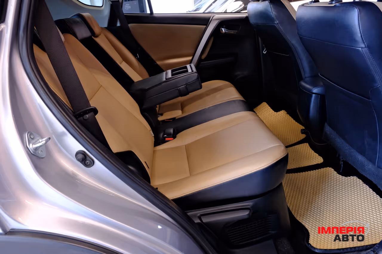 Toyota RAV4 - фото 9