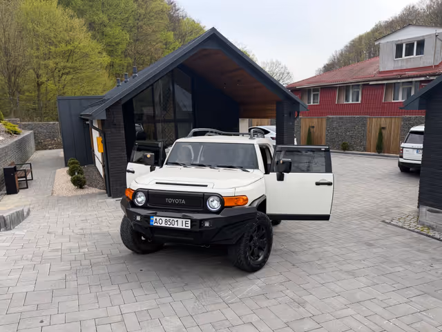 Toyota FJ Cruiser - фото 2