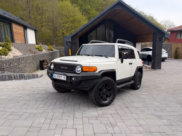 Toyota FJ Cruiser - фото 1