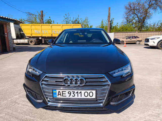 Audi A4 - фото 1