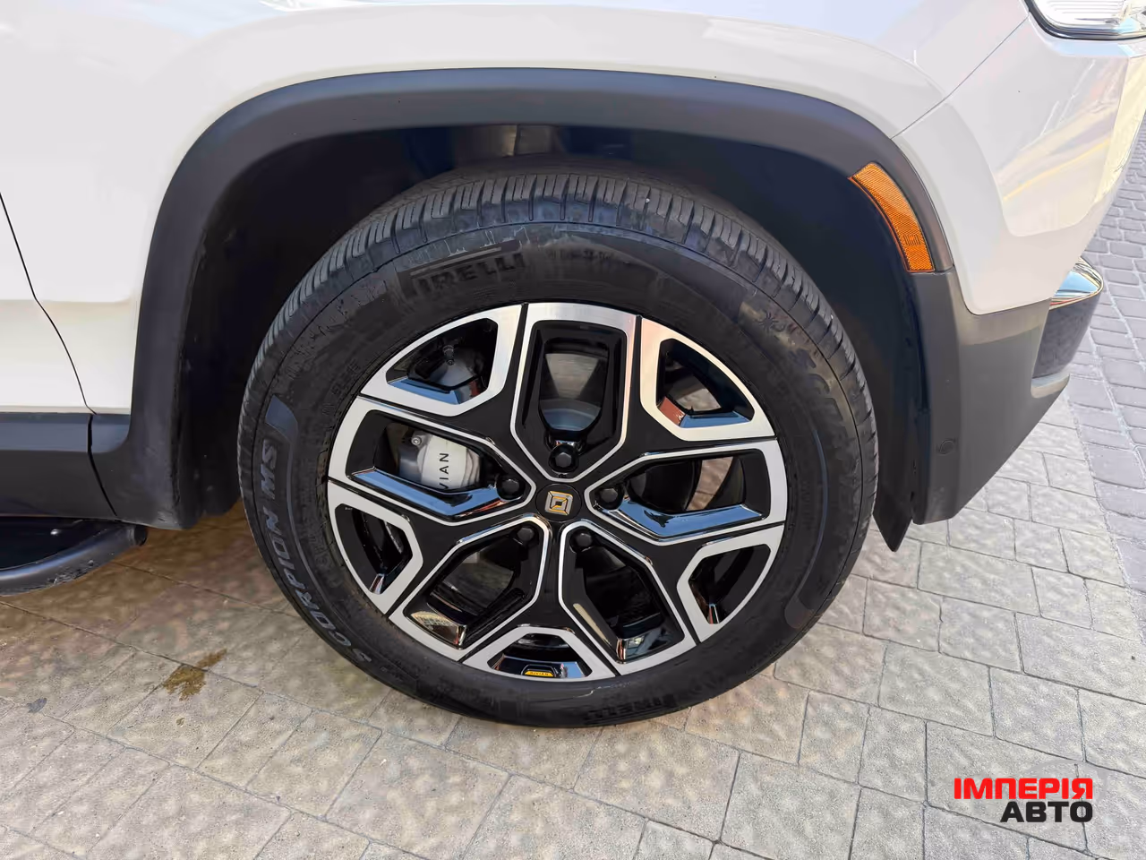 Rivian R1S - фото 5