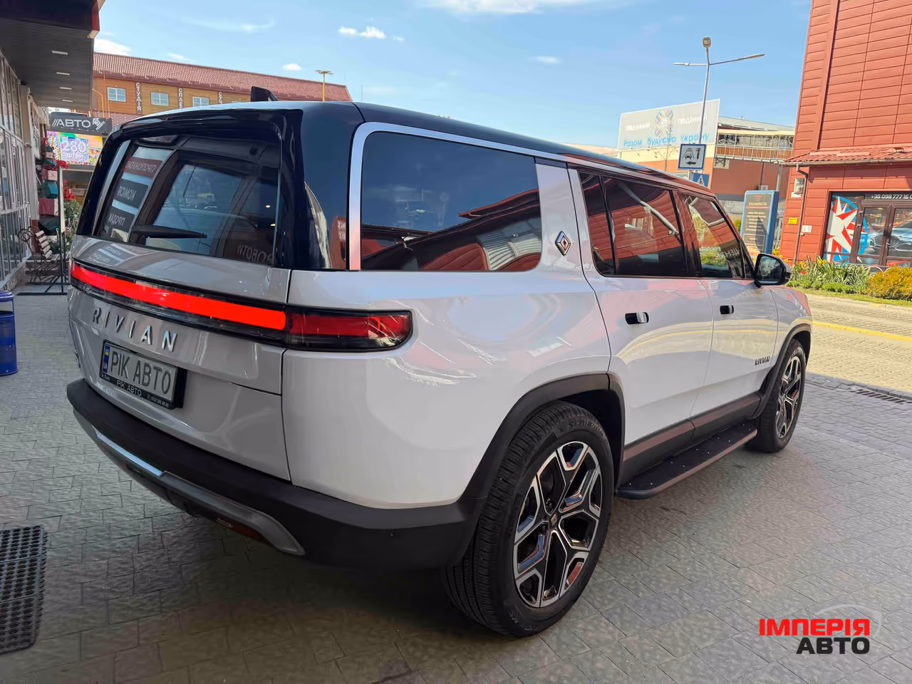 Rivian R1S - фото 8