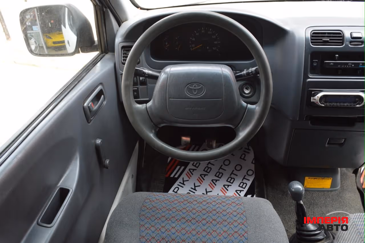 Toyota HiAce - фото 6