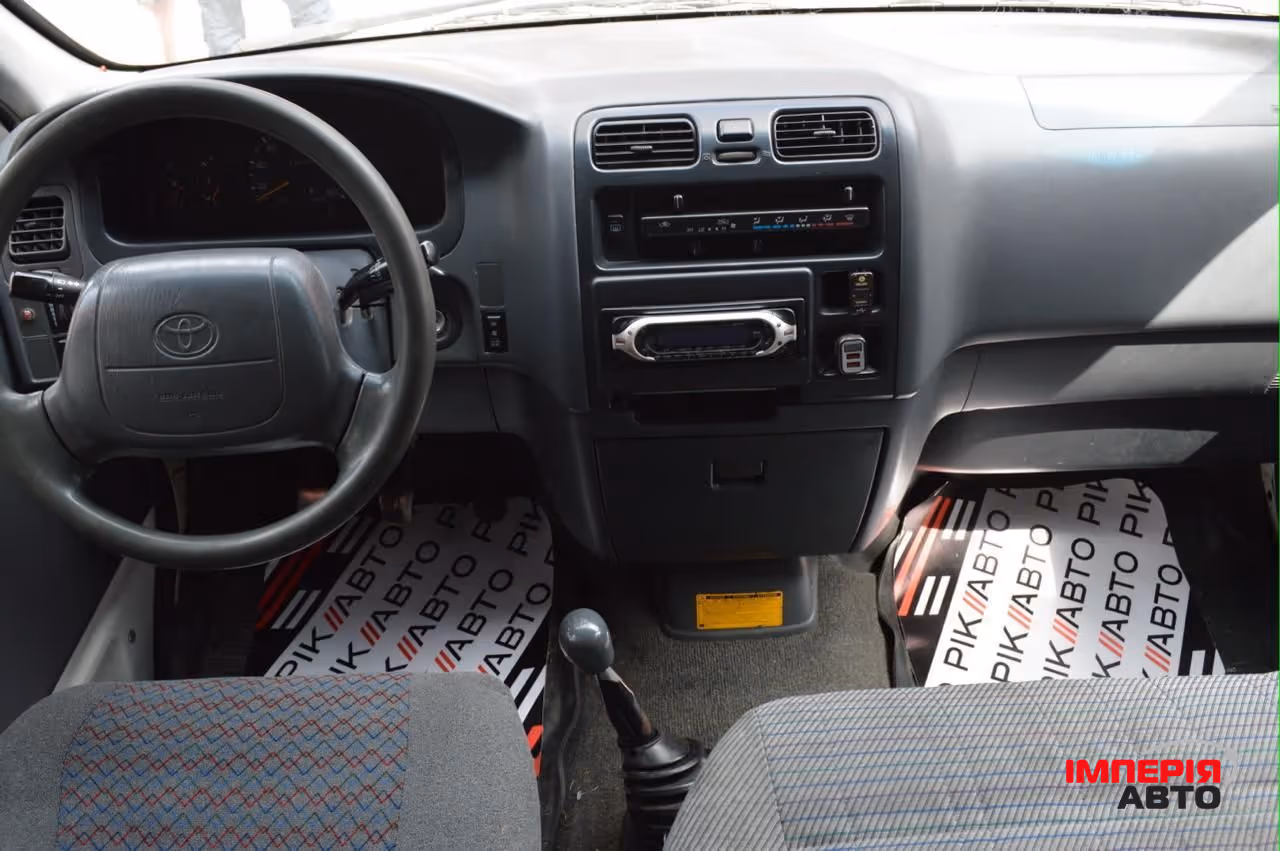 Toyota HiAce - фото 5