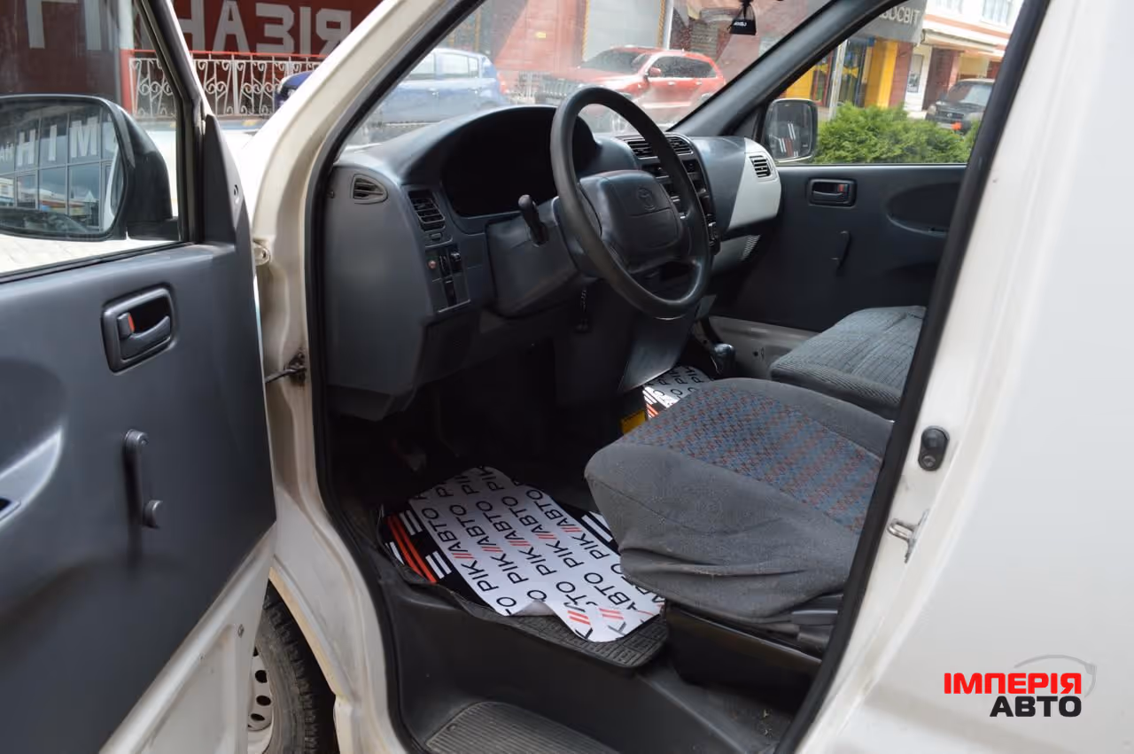 Toyota HiAce - фото 4