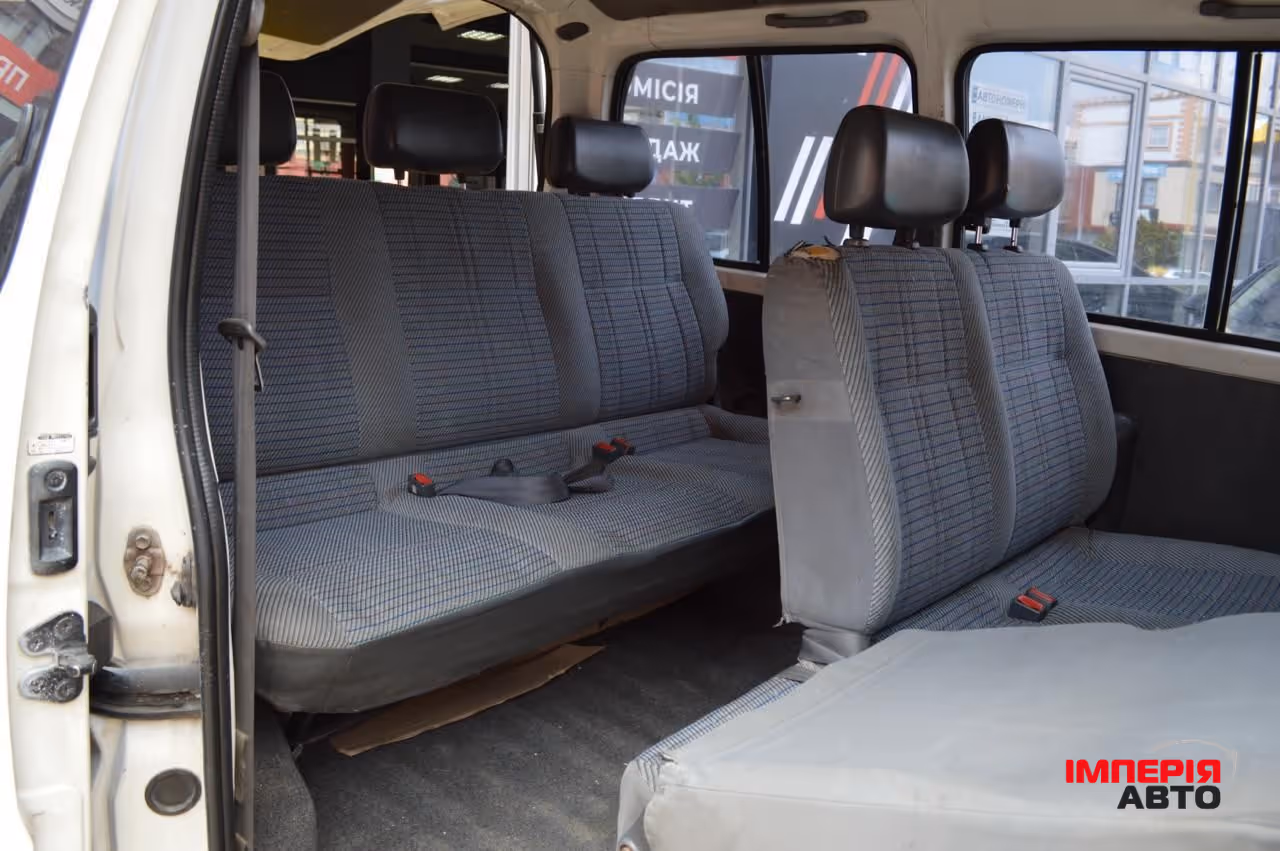 Toyota HiAce - фото 8