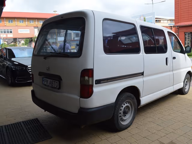 Toyota HiAce - фото 3
