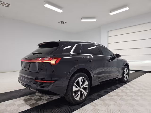 Audi Q8 e-tron - фото 3