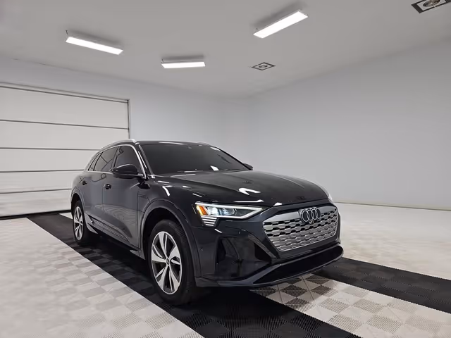 Audi Q8 e-tron - фото 1
