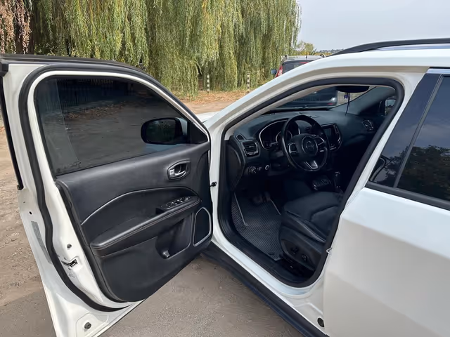 Jeep Compass - фото 2