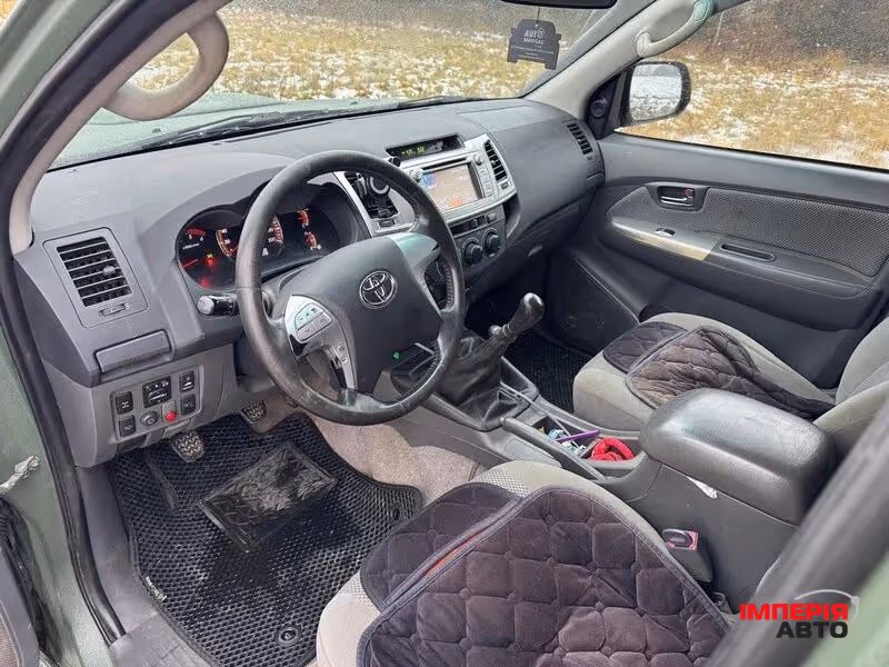 Toyota Hilux - фото 12