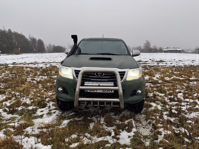 Toyota Hilux - фото 1