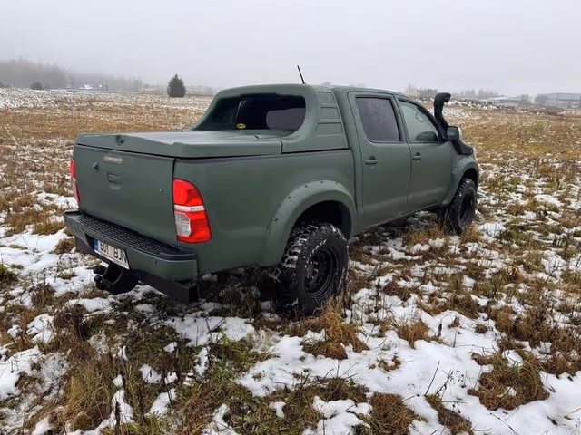 Toyota Hilux - фото 2