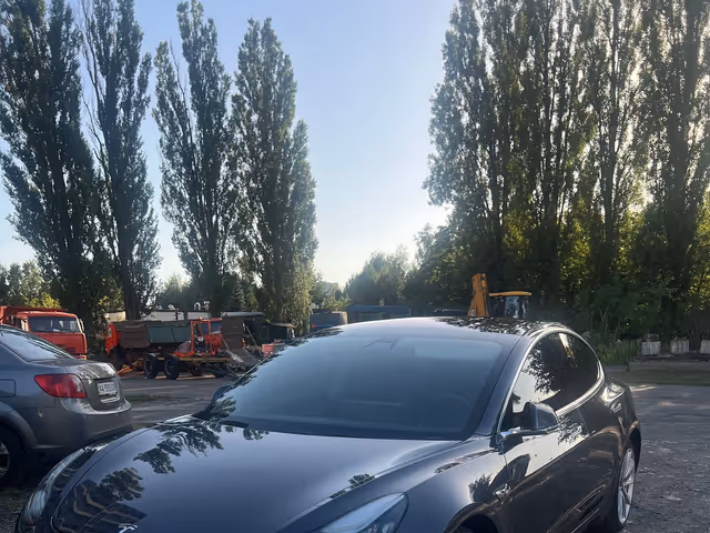 Tesla Model 3 - фото 1