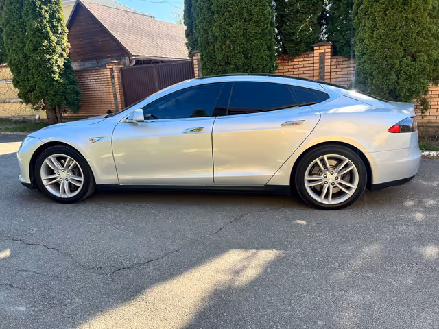Tesla Model S - фото 5