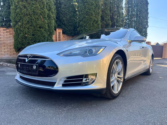 Tesla Model S - фото 1
