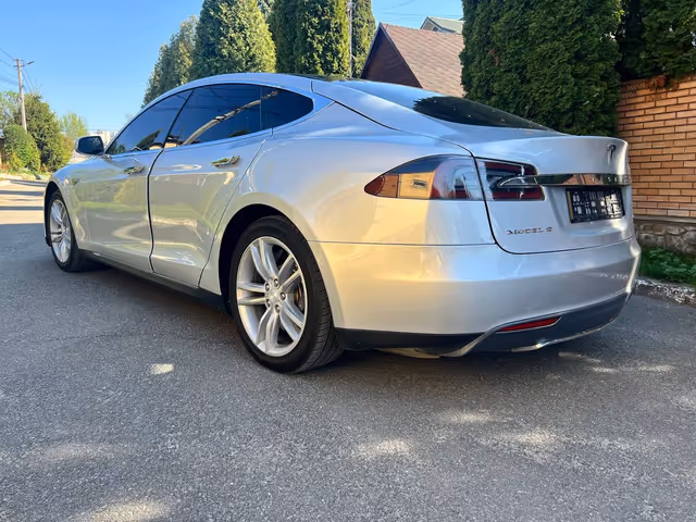 Tesla Model S - фото 2
