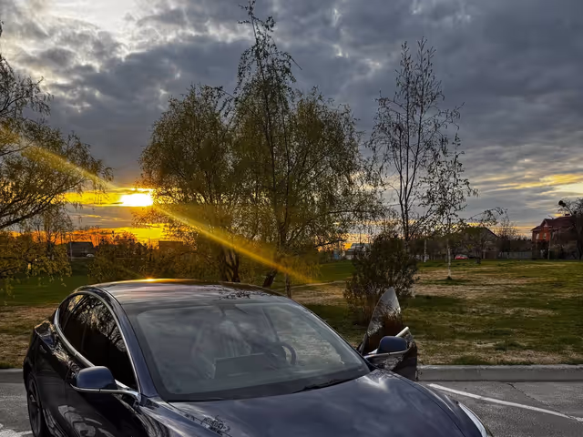 Tesla Model 3 - фото 1