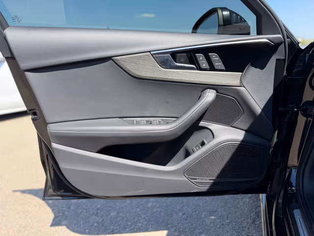 Audi A4 - фото 5
