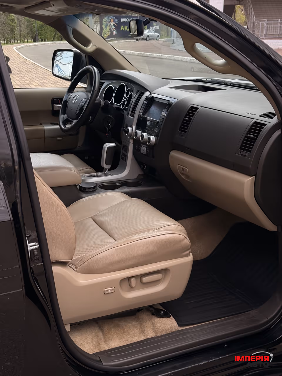 Toyota Sequoia - фото 12