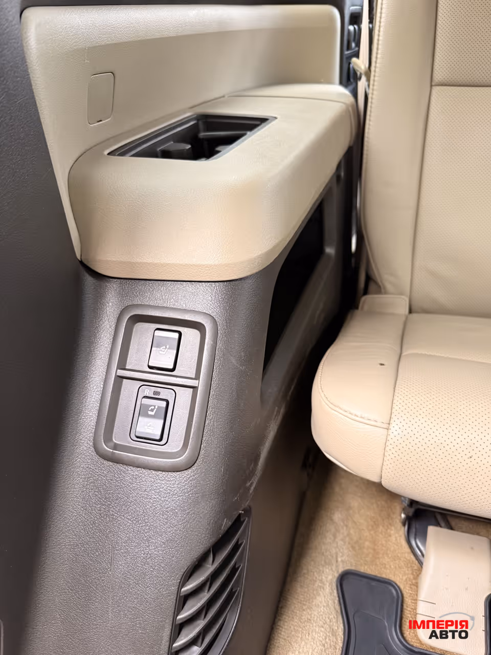 Toyota Sequoia - фото 5
