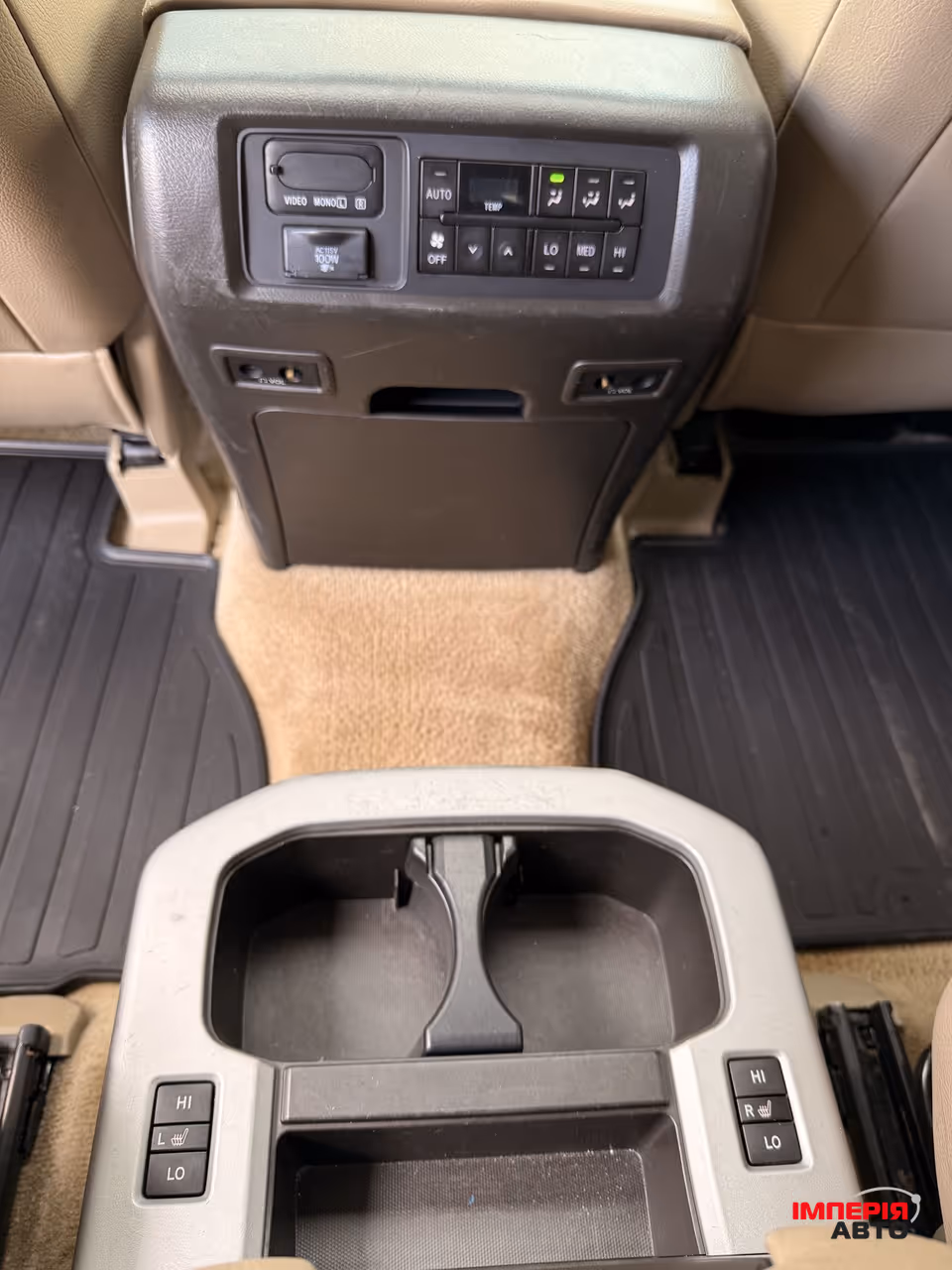 Toyota Sequoia - фото 7