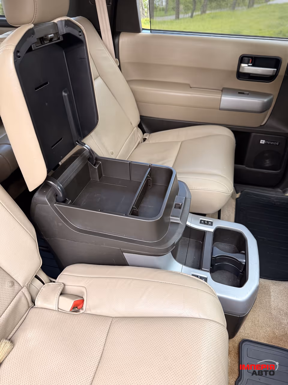 Toyota Sequoia - фото 8