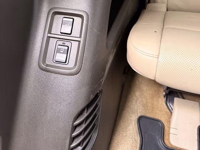 Toyota Sequoia - фото 5