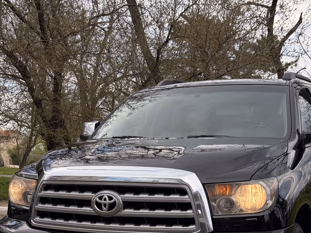 Toyota Sequoia - фото 4