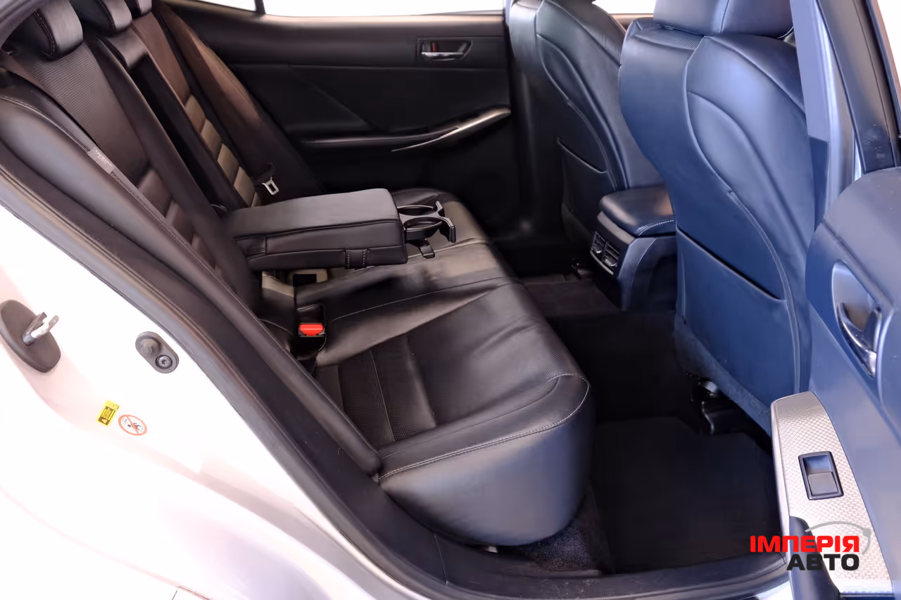 Lexus IS - фото 9