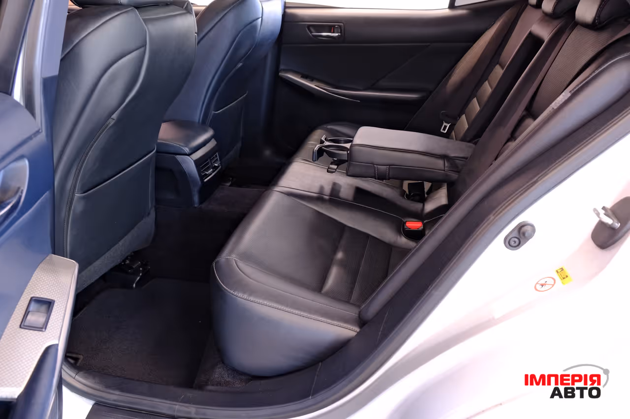 Lexus IS - фото 8