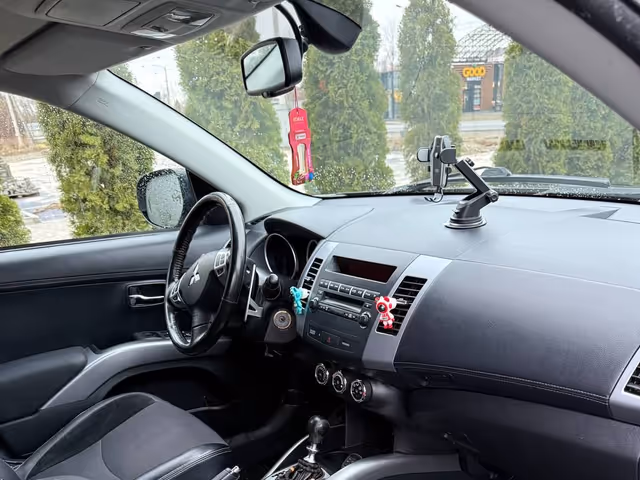 Mitsubishi Outlander - фото 5